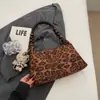 La popular bolsa de gran capacidad con estampado de leopardo para mujer de este año es el nuevo estilo de moda 2026, un bolso de hombro tipo tote elegante y de buen aspecto para el día a día.