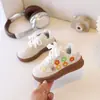 Tênis Esportivo Infantil 2026 Outono Novo Estilo Menina Estiloso Tênis de Plataforma com Flores Tênis Casual Menino Solado Macio Tênis de Treino Alemão Tendência