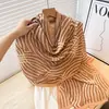 Coleção de lenços e xales populares com toque de algodão e linho, novos produtos mais vendidos para mulheres, estilo longo para outono e inverno, designs quentes de alta qualidade europeus e americanos