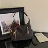 Este año, los bolsos de axila de estilo retro están de moda. Aquí tienes un bolso de hombro tipo tote nuevo, moderno y minimalista diseñado para mujeres, perfecto para el uso diario y para añadir un toque de sofisticación a tu look.