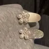 Presilha de Cabelo Flor de Liga Metálica com Strass e Pérolas Estilo Coreano Presilha Bico de Pato Exclusiva de Alta Qualidade Presilha para Franja Rebelde Acessórios de Cabelo Femininos