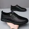 Nuevos zapatos casuales de primavera para hombre, zapatos de suela blanda, superficie suave, mocasines blancos slip-on a la moda, zapatos transpirables para hombre