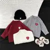 Ropa de punto gruesa para bebé de otoño e invierno, nueva, estilo rojo para bebé, bordado de corazón, ropa versátil, ropa de invierno