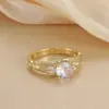 Anillo de Luz de Zirconia Incrustada en Oro Real Chapado en Cobre Transfronterizo Europeo y Americano Lujo Ligero Sensación de Alta Gama Anillo para el Dedo Joyería de Mano Versátil Fabricante Venta al por Mayor en Stock