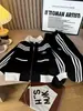 Otoño 2026 Nuevo Conjunto Deportivo de Dos Piezas con Cuello Alto, Cierre de Cremallera, Chaqueta y Pantalones de Chándal, Uniforme de Béisbol, Moda Tendencia