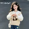 Roupa de Primavera/Outono para Meninas 2026 Novo Estilo Coreano Estilo Acadêmico Suéter Cartoon Patch de Coração Calça Jeans Conjunto Solto de Três Peças