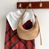 Bolsa de Suede Versátil Estilo Coreano Feminino Outono/Inverno 2024 Bolsa de Suede Meia-Lua para Ombro Chic para o Trabalho