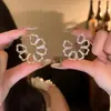 2026 Nuevos Pendientes de Tachuela Calados de Flores Personalidad Moda de Gama Alta Versátiles Pendientes Accesorios de Pendientes de Socialité para Mujer Venta al por Mayor