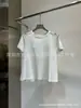 Em estoque verão nova moda design vazado senso de estilo estrangeiro renda T-shirt versátil feminina manga curta gola redonda top