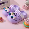 Nuevos zuecos luminosos de fresa para niños y niñas de verano, para uso en interiores en casa, zapatos de bebé antideslizantes para baño con suela suave