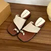 Novas Chinelas de Verão 2026 Retro Slip-On de Solado Grosso Aumentadoras de Altura Bico Quadrado de Tira Única para Mulheres Usarem com Saias