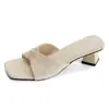 Sandalias de tirante único con temperamento suave de nicho para mujer, verano 2026, calzado de exterior, sandalias de plataforma gruesa con tacón de cuña para niña, estilo exquisito, chanclas de punta abierta para aumentar la altura