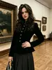 Camisa Verde Oliva Estilo Europeu com Cintura Torcida e Manga Longa para Mulheres, Nova Chegada Primavera/Outono, Cor Sólida Elegante, Emagrecedora, Top Versátil