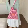 Nuevo modelo 2026 bolsa de hombro de lona simple con estampado de letras estilo ins para el día a día, bolsa de compras para combinar diariamente con rayas verticales, de mano