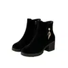 Botas femininas de camurça para tornozelo, novo estilo outono e inverno 2026, forradas com pelúcia, salto grosso, antiderrapantes, botas de algodão, bico redondo, salto médio, botas Martin