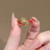 Anillo Abierto de Caballo con Hilo Rojo para el Año del Caballo, un Símbolo de Riqueza Instantánea, con un Toque de Lujo Ligero y un Diseño de Carrusel