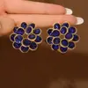 Pendientes de flor roja de moda y exquisitos Pendientes de botón para mujer Estilo étnico moderno Temperamento Socialité Sentido de alta gama Pendientes de nicho Pendientes de botón