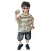Traje de Verano a Rayas de Manga Corta para Niños 2026 Nuevo Estilo de Verano Diseño de Nicho Conjunto Suelto Delgado de Dos Piezas