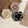 Diseño de nicho material de lana gruesa borde de perla flor de camelia sensación de alta gama broche moda exquisito broche francés corsage