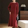Nuevo conjunto de punto de dos piezas para primavera y otoño 2026 para mujeres de mediana edad, con un cárdigan de punto de estilo chino moderno y una falda versátil.
