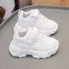 Tenis blancos para niños, nueva colección primavera/otoño 2026, zapatillas para correr para estudiantes de primaria, tallas medianas y grandes, zapatillas deportivas de malla para niños y niñas