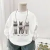 Coleção Primavera/Outono 2026: Camiseta infantil estilosa de manga comprida, algodão, design estiloso para meninos, com estampa fofa de gato, camiseta de baixo da moda para meninos, qualidade de exportação
