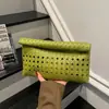 Comercio exterior transfronterizo estilo coreano gran capacidad hueco 2026 nuevo superficie suave casual simple color sólido clutch sobre mujer bolso