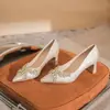 688-21 Novos Saltos Altos Chineses Femininos Sensação de Alto Padrão Verão 2025 Novo Bico Fino Salto Grosso Não Cansativo Estilo Nacional Sapatos de Salto