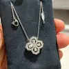 Colar Hairei Loop Trevo de Quatro Folhas Série Jardim Diamante Branco Diamante Azul Totalmente Diamantado V Ouro Versão de Precisão CNC Venda Direta da Fábrica