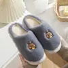 Nuevas pantuflas de felpa, pantuflas interiores bordadas de dibujos animados, pantuflas de algodón cálidas y antideslizantes de invierno para uso doméstico, disponibles para hombres y mujeres