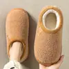 Pantuflas de algodón con suela gruesa para mujer, nuevo estilo otoño/invierno 2026, con talón cubierto, adecuadas para usar en interiores, cálidas y afelpadas, que proporcionan una sensación cómoda y acolchada, ideales para uso posparto