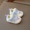 Zapatos de caminar huecos para bebé niño 2025 verano nuevo estilo para niña, zapatos de malla finos para niños, zapatos para bebé con suela suave