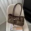 Bolsa de ombro de camurça transfronteiriça de nicho para mulheres, nova coleção outono 2026, bolsa de mão retrô e sofisticada, bolsa de ombro