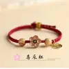 Pulseira Pequena Flor de Madeira de Pessegueiro Natural, Pulseira de Flor de Pessegueiro Tecida à Mão, Fio Vermelho para o Ano de Nascimento, Presente Elegante para Namorada ou Melhor Amiga