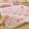 Juego de tres piezas de colchón de terciopelo de leche para uso doméstico, engrosado y cálido para invierno, adecuado para dormitorios estudiantiles, cama individual, protector de colchón y sábana bajera