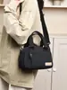 Bolsa Feminina Moderna e Estilosa 2026 Novo Modelo Simples Leve Bolsa de Ombro Versátil Impermeável Nylon Bolsa Transversal Bolsa de Mãe
