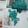 Un Juego de 6 Piezas de Malla Gris Azul Off-White Bordadas con Flores Sin Adhesivo Trasero Piezas de Flor Decorativa para Ropa