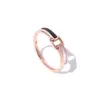 Anel de Aço Titânio com Concha Preto e Branco Japonês e Coreano Versão Coreana Minimalista Ins Simples Anéis de Casal Moda Personalidade Anel de Influenciador Digital