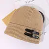 Gorro de Tricô com Fivela de Couro Estilo Americano para Homens e Mulheres, Comércio Transfronteiriço Outono e Inverno, Chapéu de Lã Versátil Emagrecedor, Chapéu Quente e à Prova de Frio