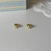 Mini Brincos de Tarraxa Borboleta em Ouro 18K, Exquisitos e Estilosos, Versáteis para o Dia a Dia, Simples e Modernos com um Toque de Luxo