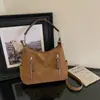 Este año, los bolsos de axila de estilo retro están de moda. Aquí tienes un bolso de hombro tipo tote nuevo, moderno y minimalista diseñado para mujeres, perfecto para el uso diario y para añadir un toque de sofisticación a tu look.