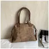 Bolso de mano tipo tote retro de gran capacidad para otoño e invierno 2026 nuevo y moderno, fresco, con remaches, bolso de mano y bolso de hombro versátil