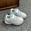 Novos tênis de treino alemães infantis de outono, sola macia, antiderrapante, tênis esportivos, unissex, com tiras de velcro, estilo "dad shoes", malha dupla respirável