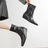 Botines cortos de mujer estilo retro francés con punta fina, diseño elegante, nuevo producto de otoño e invierno, adelgazantes, que aumentan la altura, botas de moda de corte recto, botas ajustadas