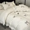 Juego de cuatro piezas de algodón de fibra larga, todo algodón, con lazo estilo francés para niñas, funda de edredón de algodón puro bordada con lunares estilo princesa, ropa de cama estilo crema