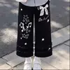 Elegante y a la moda conjunto de dos piezas para niñas para primavera y otoño: un top a rayas con un diseño de cuello único, combinado con pantalones casuales con delicados detalles de encaje - un conjunto de dos piezas moderno