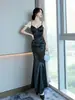 Vestido de Noche Rojo sin Tirantes con un Toque Lujoso y de Alta Gama, Corte Sirena Ajustado, Elegante y Gracioso, Adecuado para Recepciones de Boda