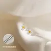 Brincos de Flor Margarida Pequena em Prata S999, Doces e Frescos, Brincos Amigáveis ao Ouvido para Mulheres, Versáteis para o Dia a Dia
