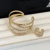 Conjunto de anel e pulseira multicamadas plissados de metal estilo europeu e americano, apresentando um design único, uma pulseira minimalista e versátil, e um acessório estiloso para mulheres