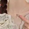 Popular en Japón y Corea, collar de perlas para mujer con un toque de alta gama, cadena para la clavícula en tono plateado, diseño de nicho, cadena larga para suéter choker de lujo ligero